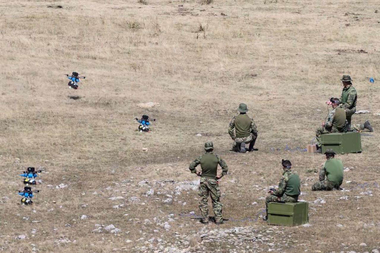 FOTO Srbija isprobala borbene mogućnosti: Od zrakoplova i bacača raketa, pa do robotskih pasa