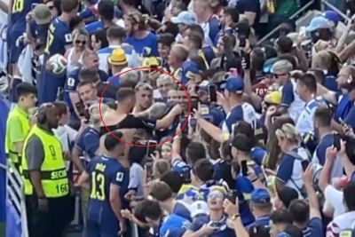 Džeko se popeo na tribine, svi su tražili dres od njega, ali Edin ga je obukao posebnoj osobi!