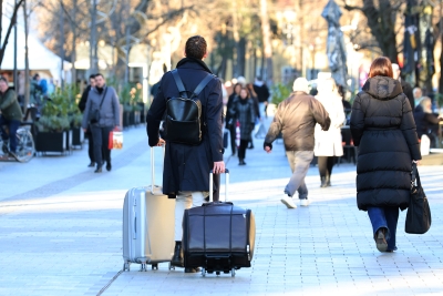 Gazde broje MILIJARDE, radnici pakuju KOFERE: Za 5 godina dobit firmi u Srpskoj porasla 102%, a plate svega 23%