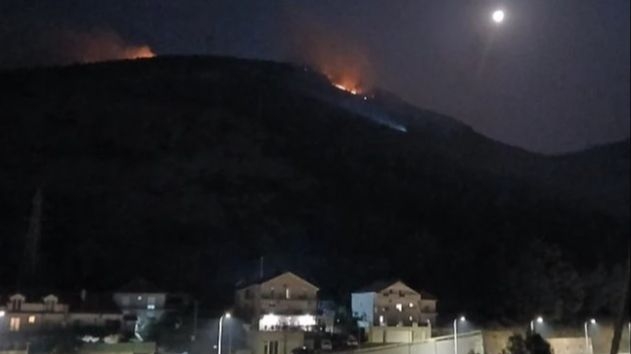 Trebinje prekriveno dimom, vatrogasci i volonteri pokušavaju spriječiti širenje požara prema kućama i šumi
