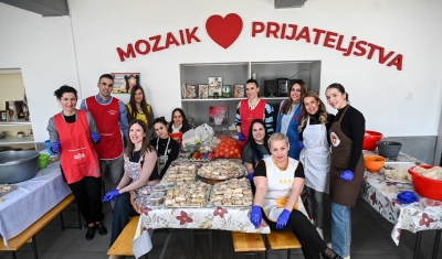 Zaposlenici ATOS Banke pripremali hranu za korisnike “Mozaika prijateljstva”