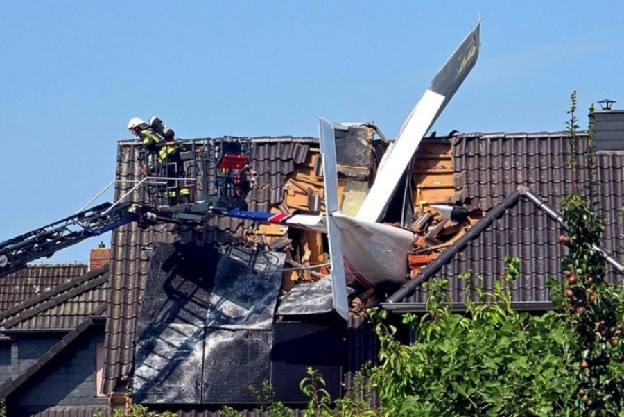 SNAŽAN PRASAK UZDRMAO NASELJE: Avion se zabio u krov kuće, ima mrtvih
