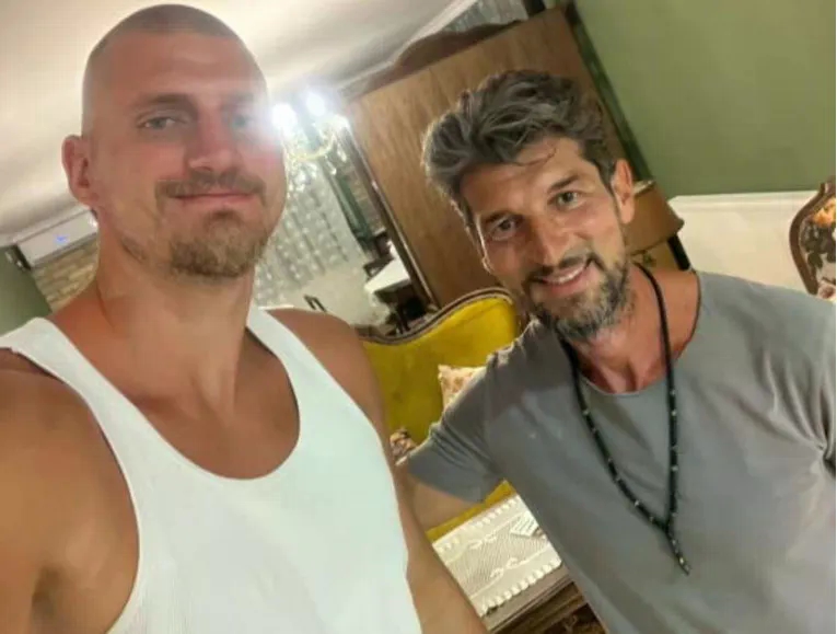 Nikola Jokić posjetio frizera u Somboru pa vlasnika salona iznenadio posebnim poklonima (FOTO)
