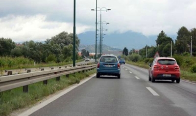 Stanje na putevima: Saobraćaj uglavnom redovan, ali vozače čekaju brojna ograničenja