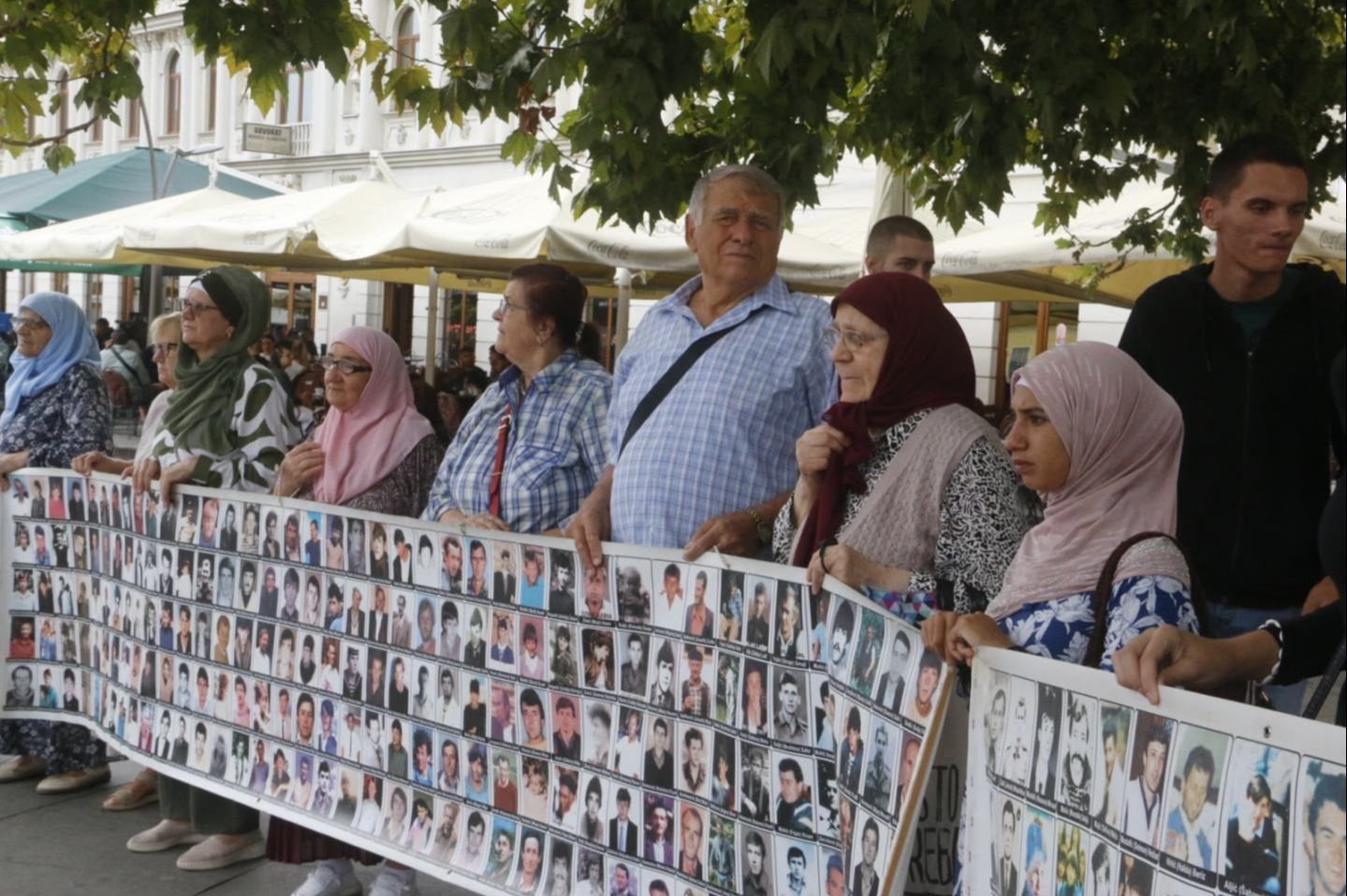 Mirni protest majki Srebrenice u Tuzli: Zločinac je umro, ali pravda nije zadovoljena