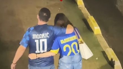 Video / Momak i djevojka snimljeni u Sarajevu zagrljeni u dresovima Hrvatske i BiH